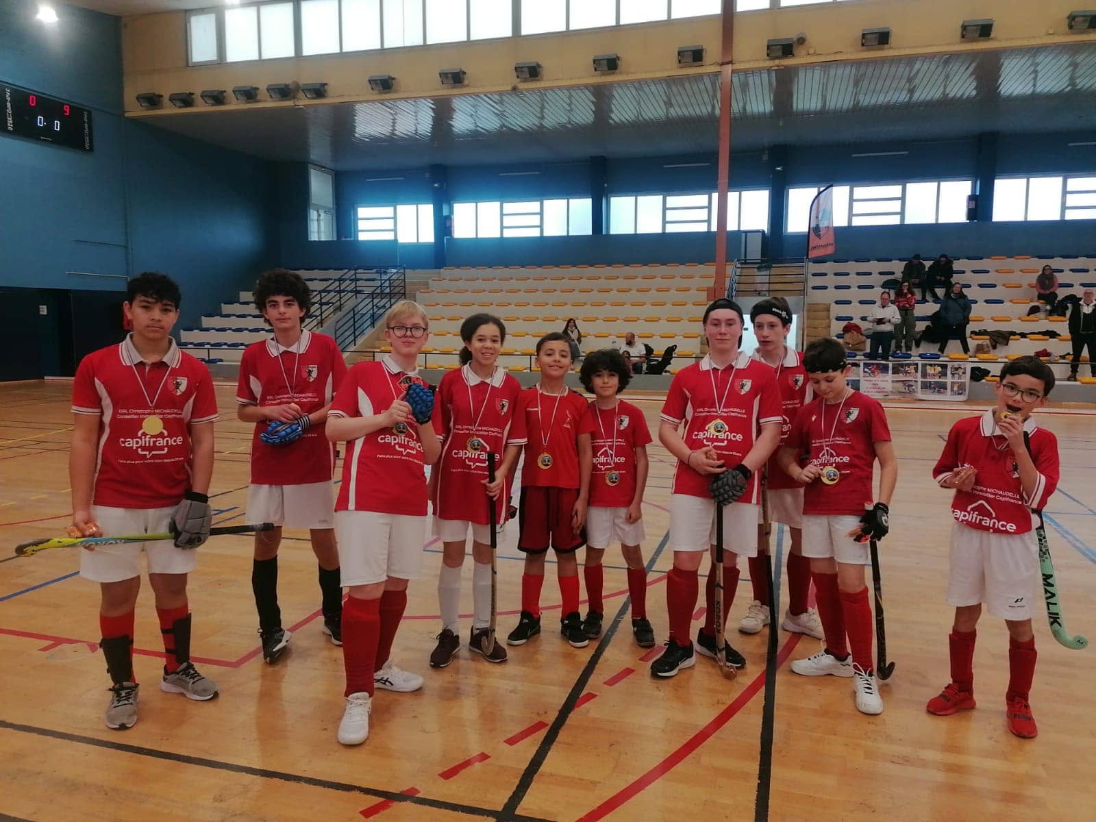 Équipe de jeunes AHM avec leurs médailles après un tournoi en salle