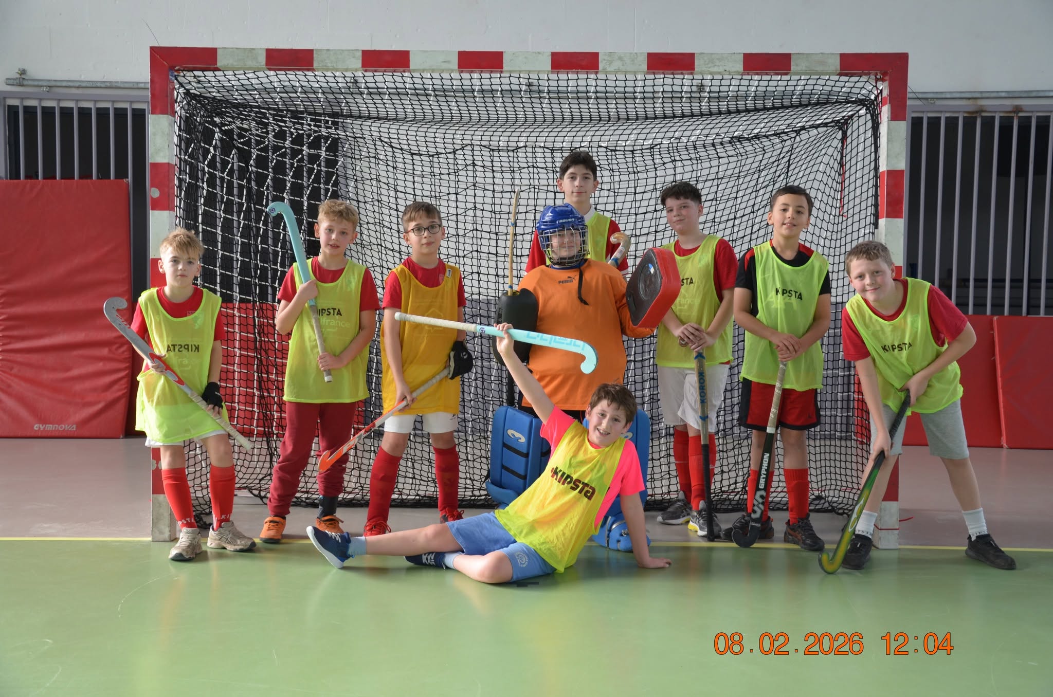 Équipe de jeunes joueurs AHM avec gardien devant le but lors de la journée club