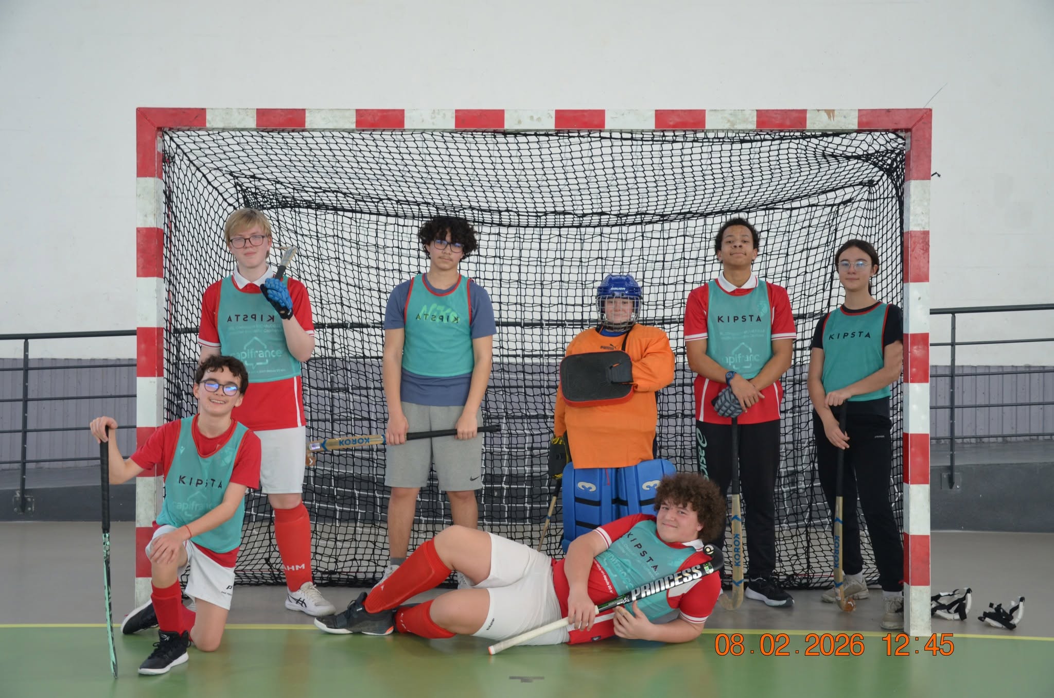 Deuxième équipe de jeunes joueurs AHM avec gardien devant le but lors de la journée club