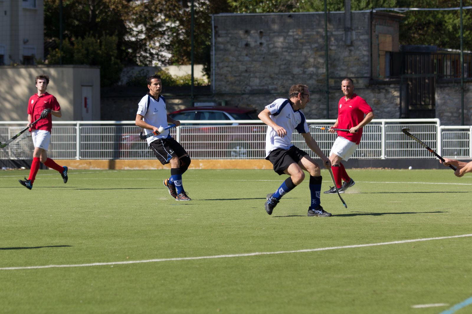 Joueurs de l'AHM et du HSCSM en pleine course sur le terrain pendant le match
