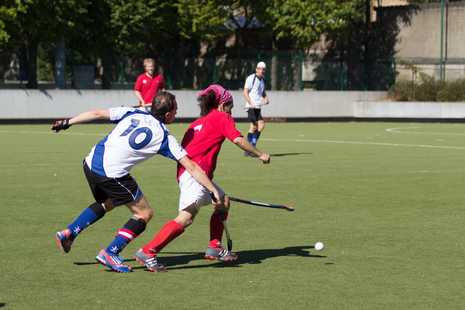 Joueur de l'AHM défendant face à un joueur du HSCSM prêt à frapper la balle