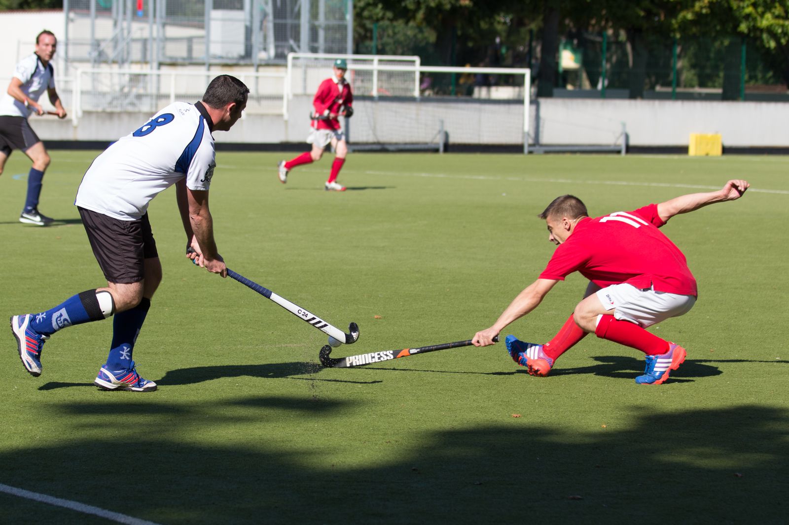 Duel de crosses entre un joueur de l'AHM et un joueur du HSCSM autour de la balle
