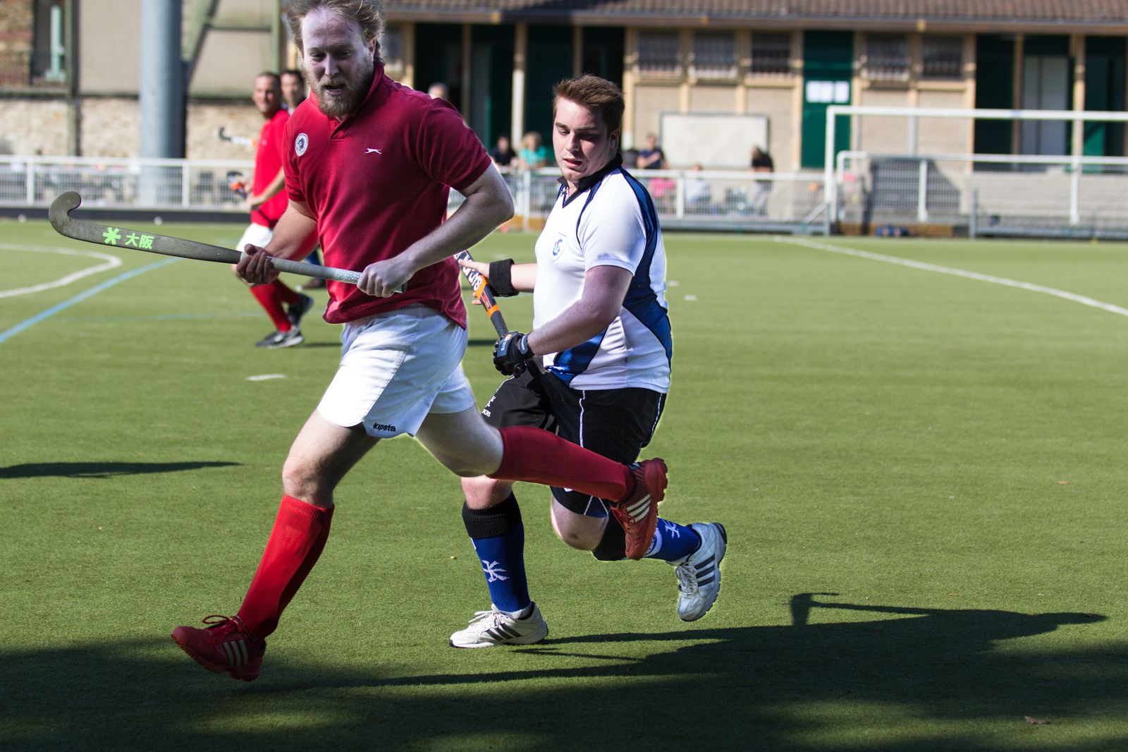 Joueur du HSCSM poursuivant un joueur de l'AHM lancé en course avec la balle