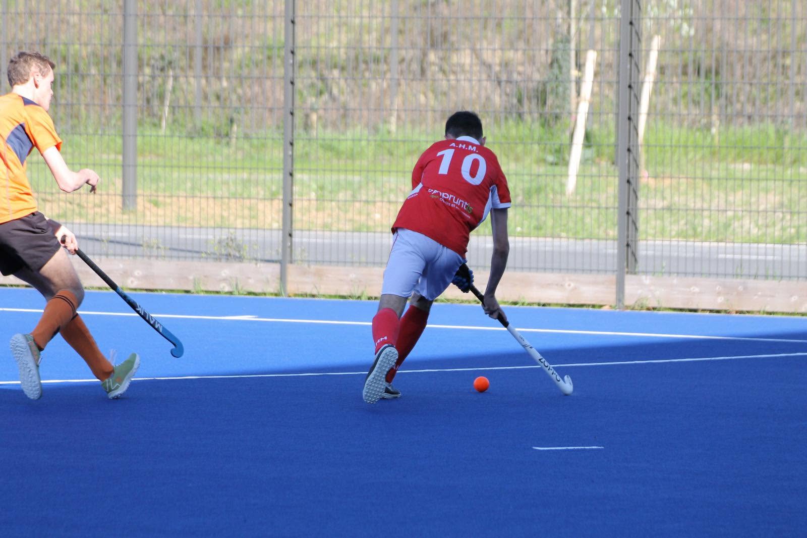 Joueur AHM numéro 10 en dribble lors d'un match sur gazon