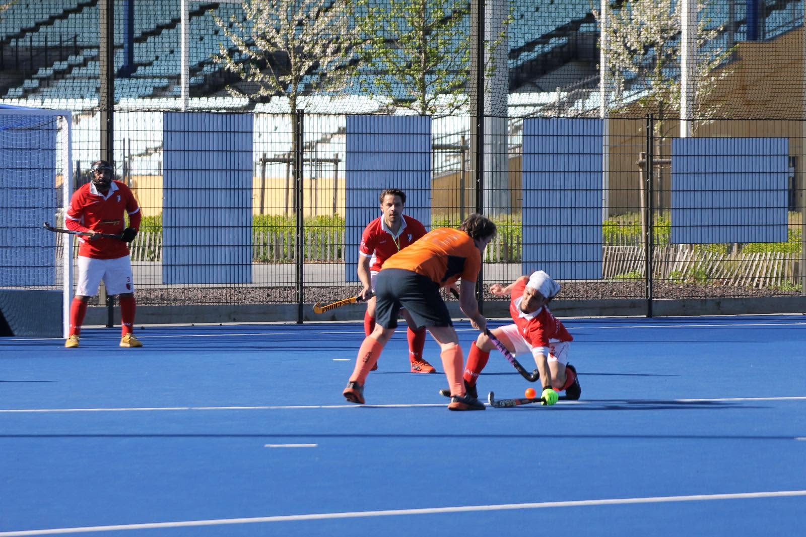 Joueurs AHM en défense lors d'un match sur gazon synthétique