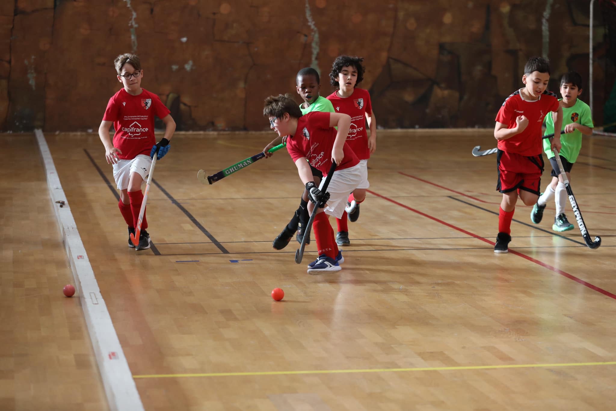 Action lors d'un match de hockey en salle, jeunes AHM contre équipe adverse
