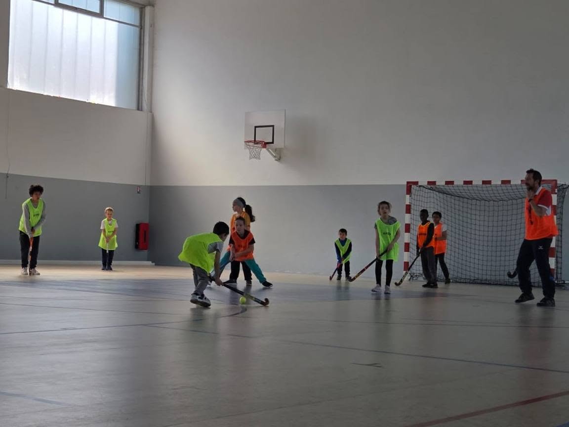 Stage de printemps : 11 enfants initiés au hockey à l'EIS de Meaux