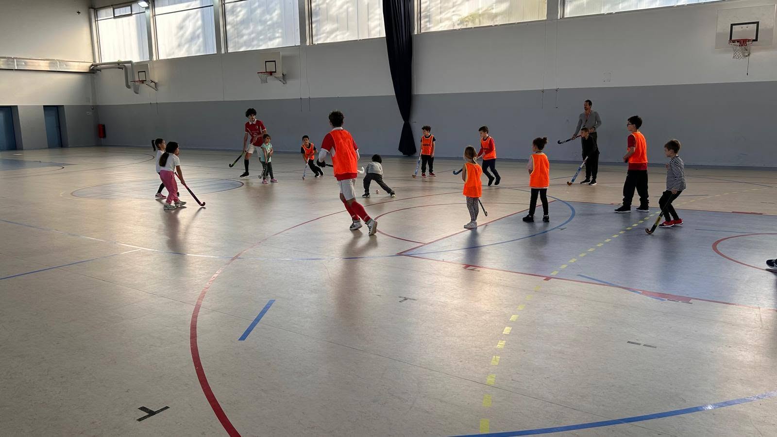 Stage vacances d'automne : 13 enfants initiés au hockey à l'EIS de Meaux